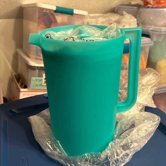 Tupperware Other - NEW Tupperware 1 Gallon Classic Round Pitcher
